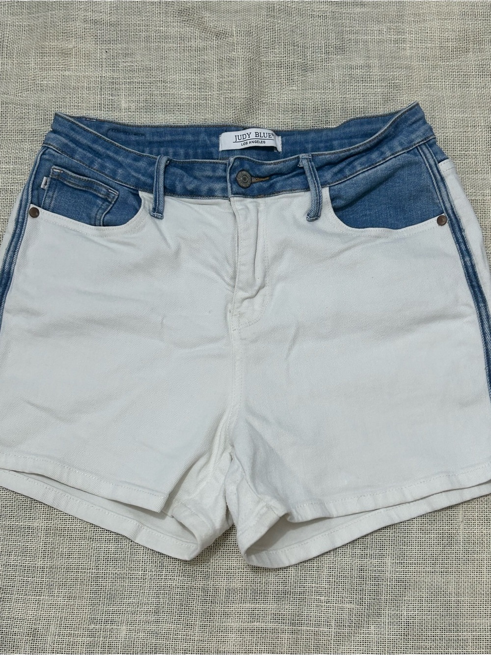 Judy Blue Denim Shorts Women
Size L White Blue Casual
Summer Stretch - Picture 2 of 12